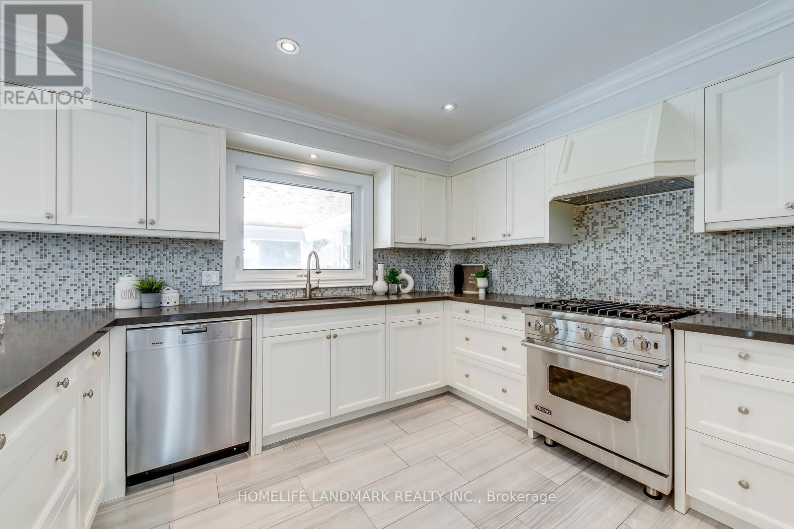 503 BLENHEIM CRESCENT Image 12