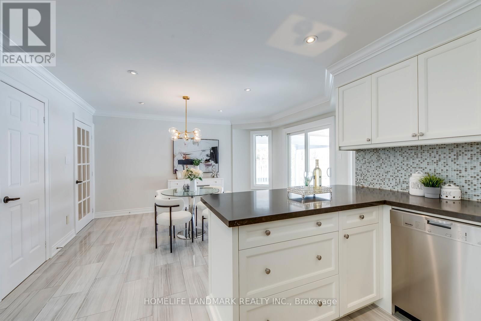503 BLENHEIM CRESCENT Image 14