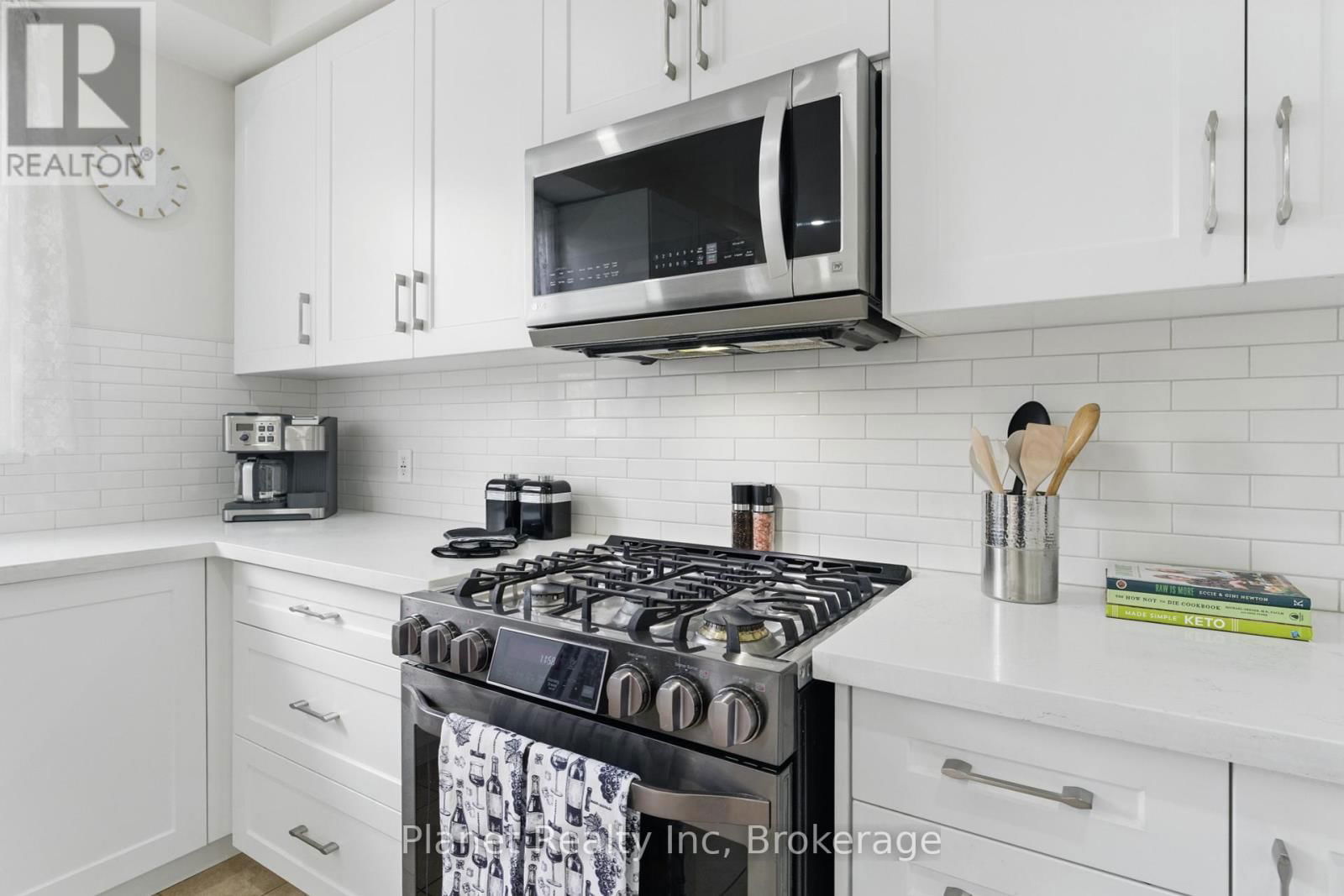 9 - 651 FARMSTEAD DRIVE Image 14