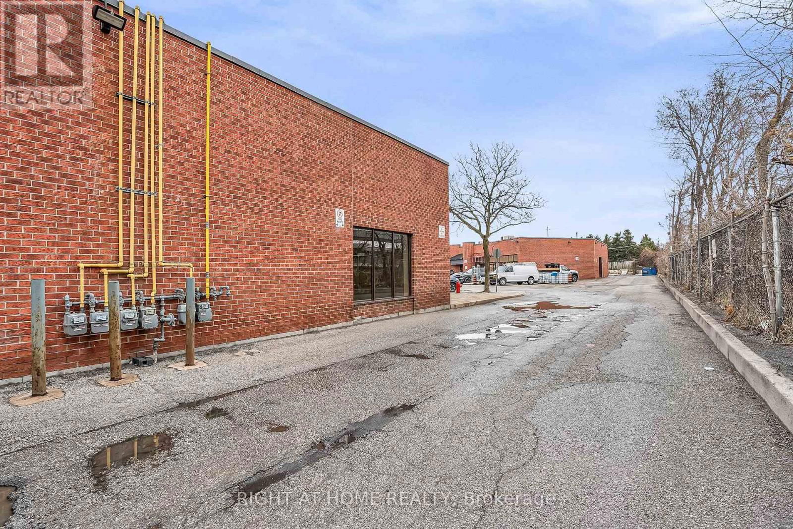 29 - 2011 LAWRENCE AVENUE WEST Image 20