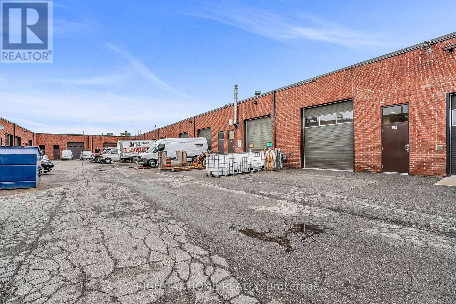 29 - 2011 LAWRENCE AVENUE WEST Image 21