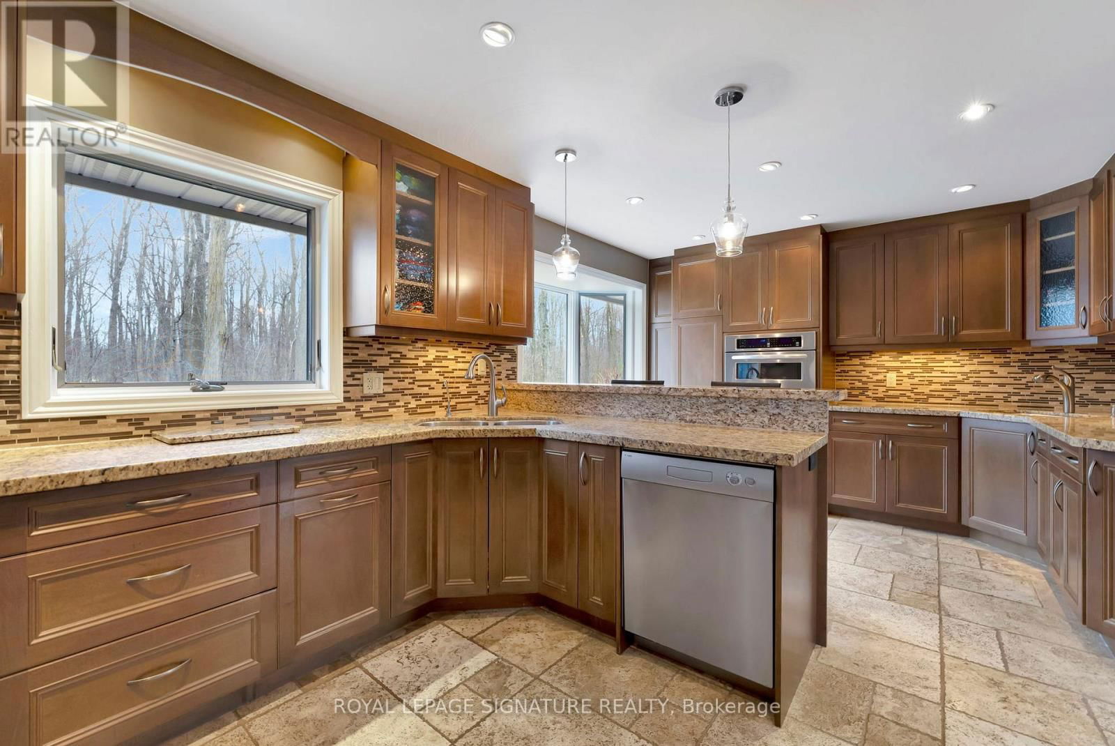 2044 KILBRIDE STREET Image 20