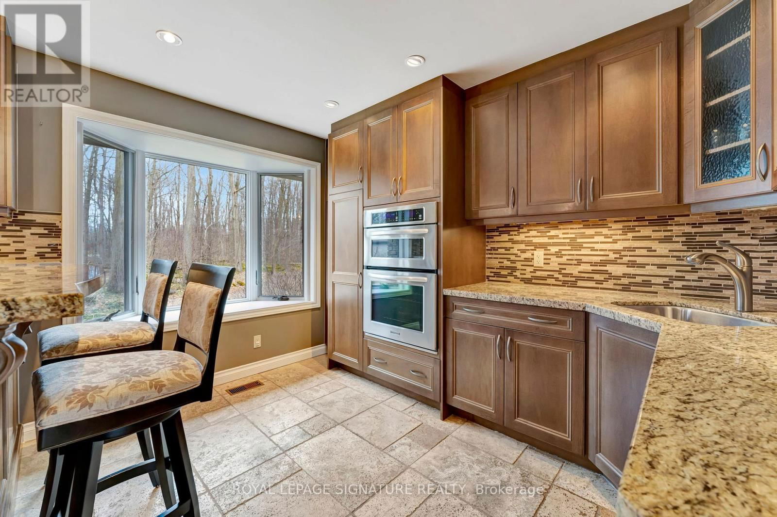 2044 KILBRIDE STREET Image 21