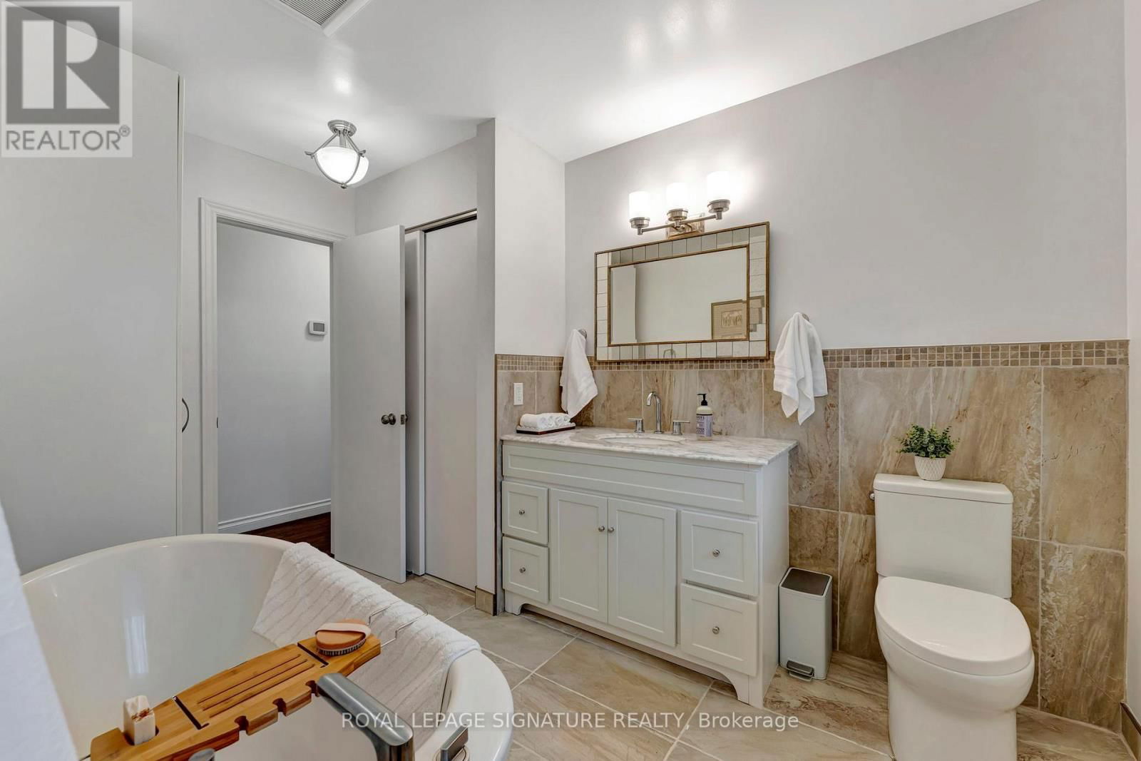 2044 KILBRIDE STREET Image 24