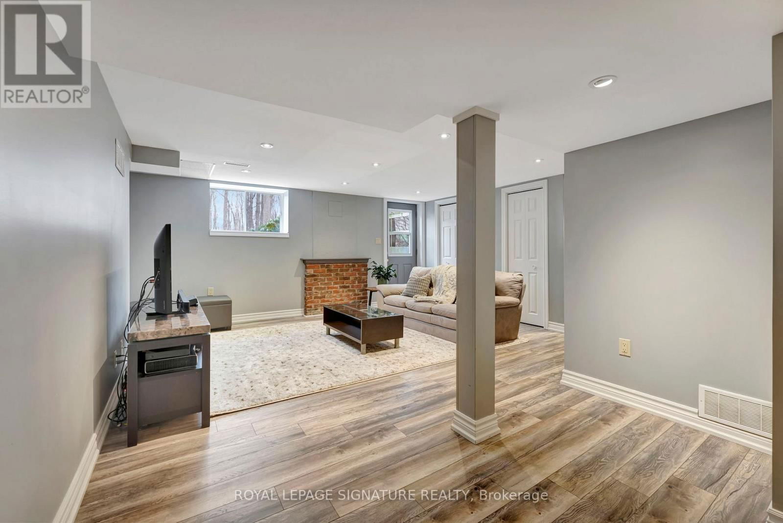 2044 KILBRIDE STREET Image 29