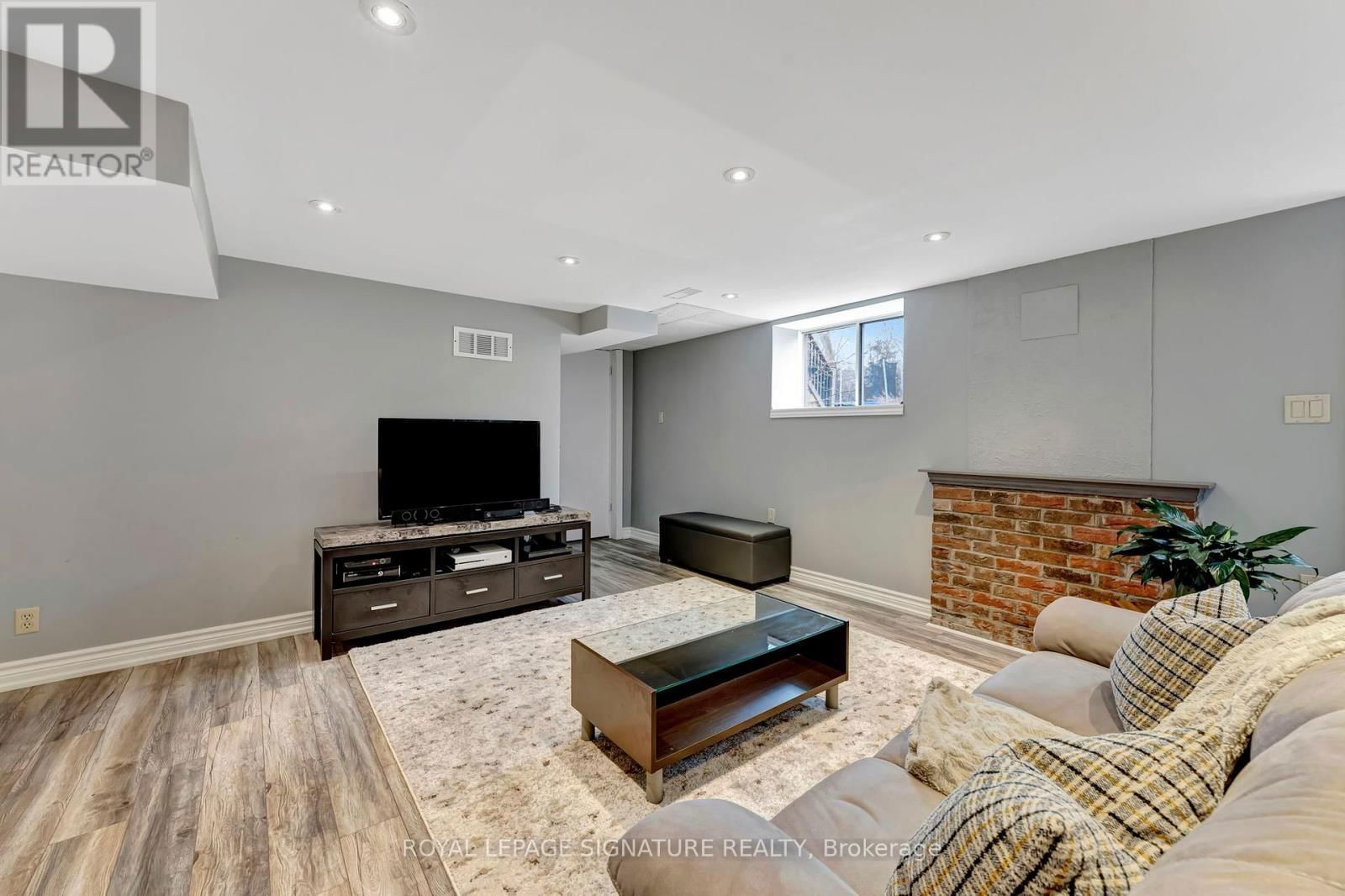 2044 KILBRIDE STREET Image 30