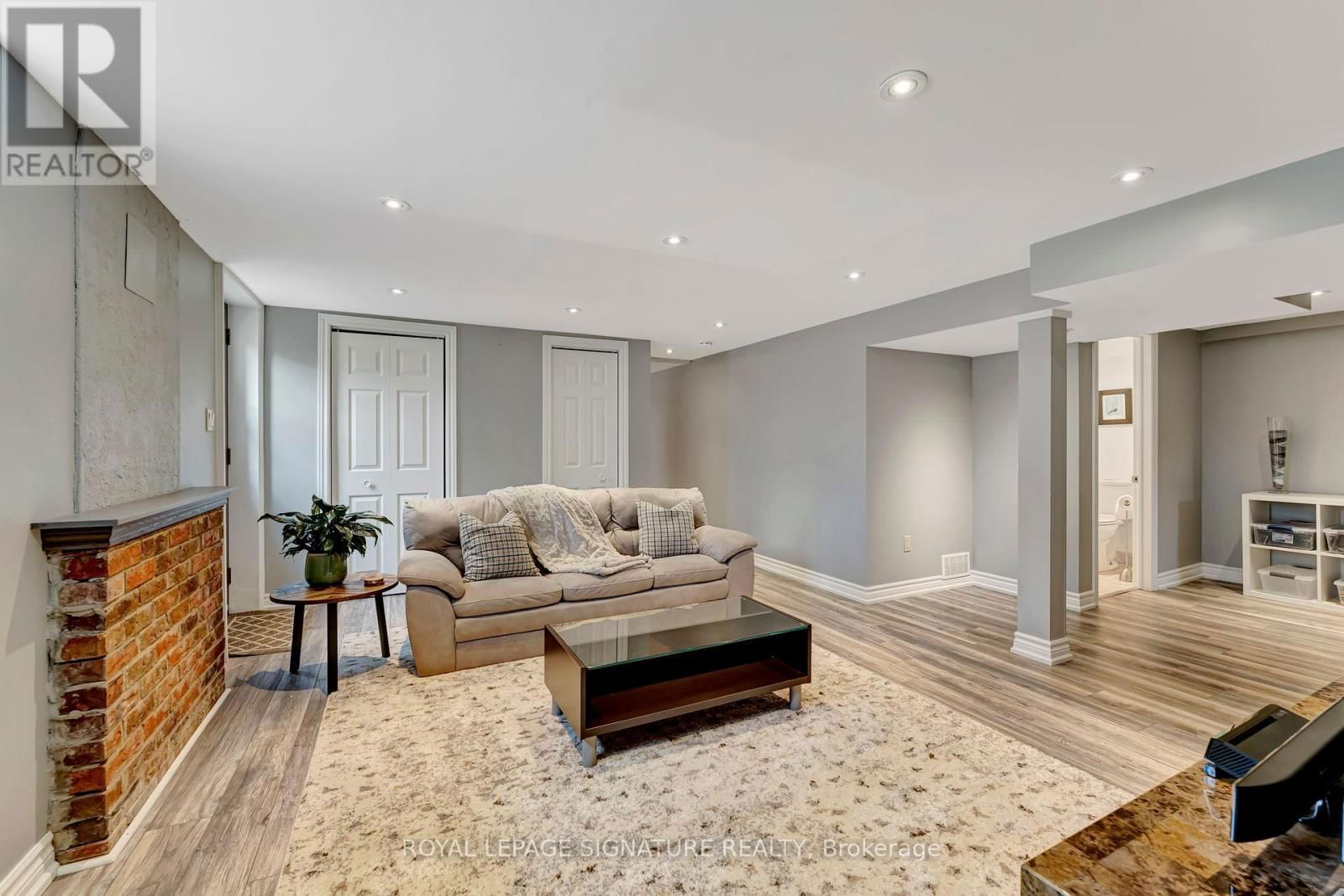2044 KILBRIDE STREET Image 31