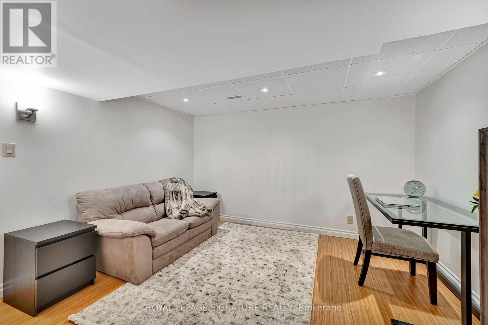 2044 KILBRIDE STREET Image 32