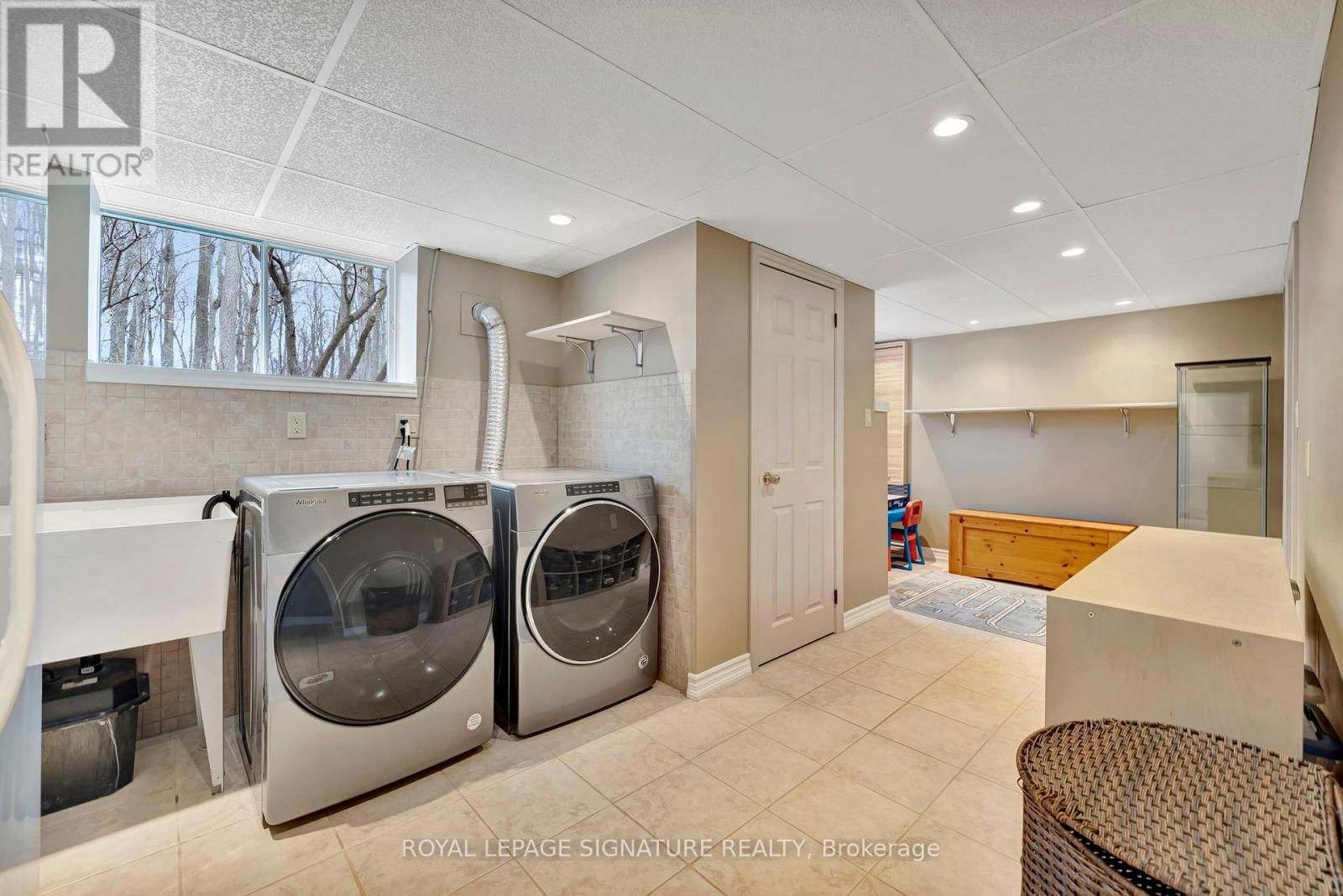 2044 KILBRIDE STREET Image 33