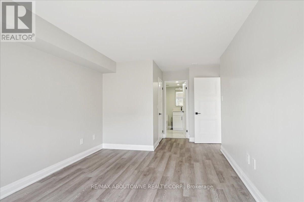 E1402 - 325 WEBB DRIVE Image 15