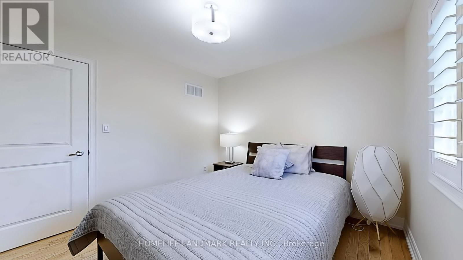 64 FOREST AVENUE Image 26