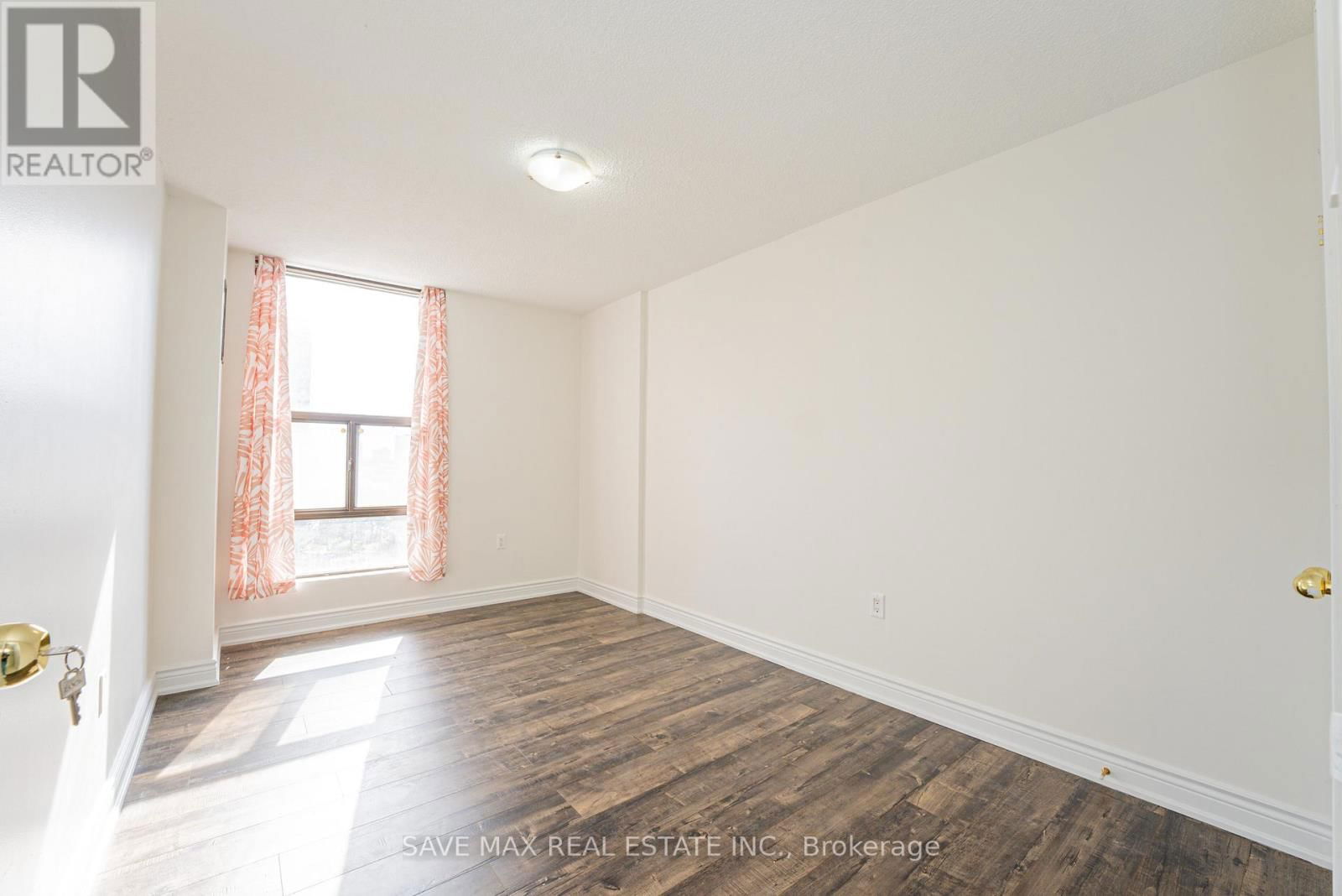 904 - 17 KNIGHTSBRIDGE ROAD Image 13