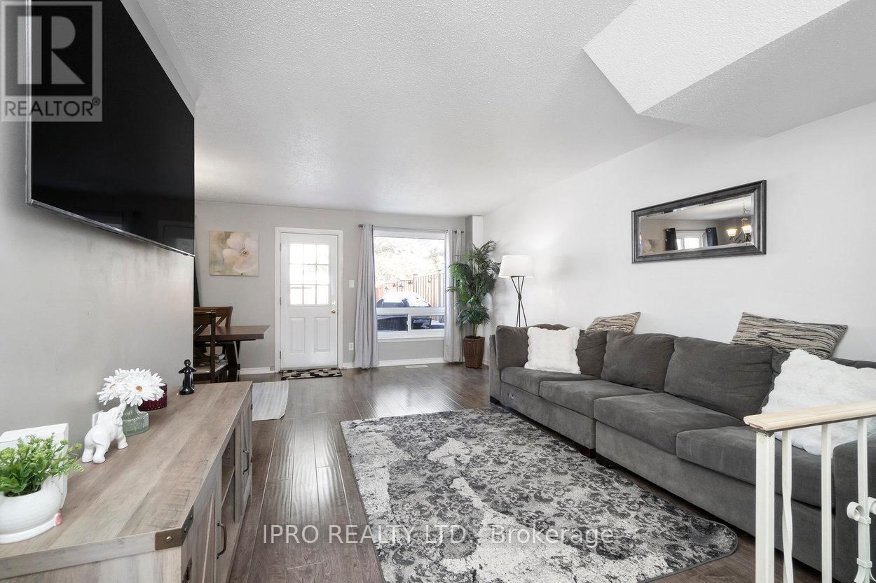44 VILLAGE COURT Image 4