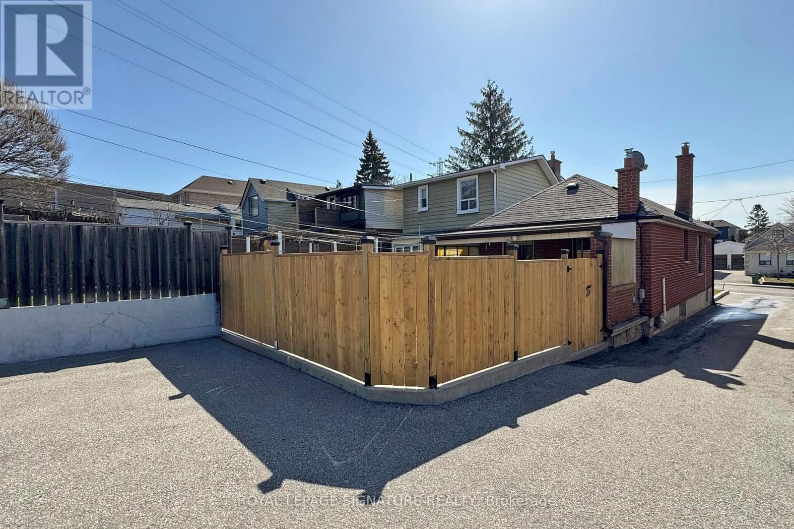 12 ROWNTREE AVENUE Image 33