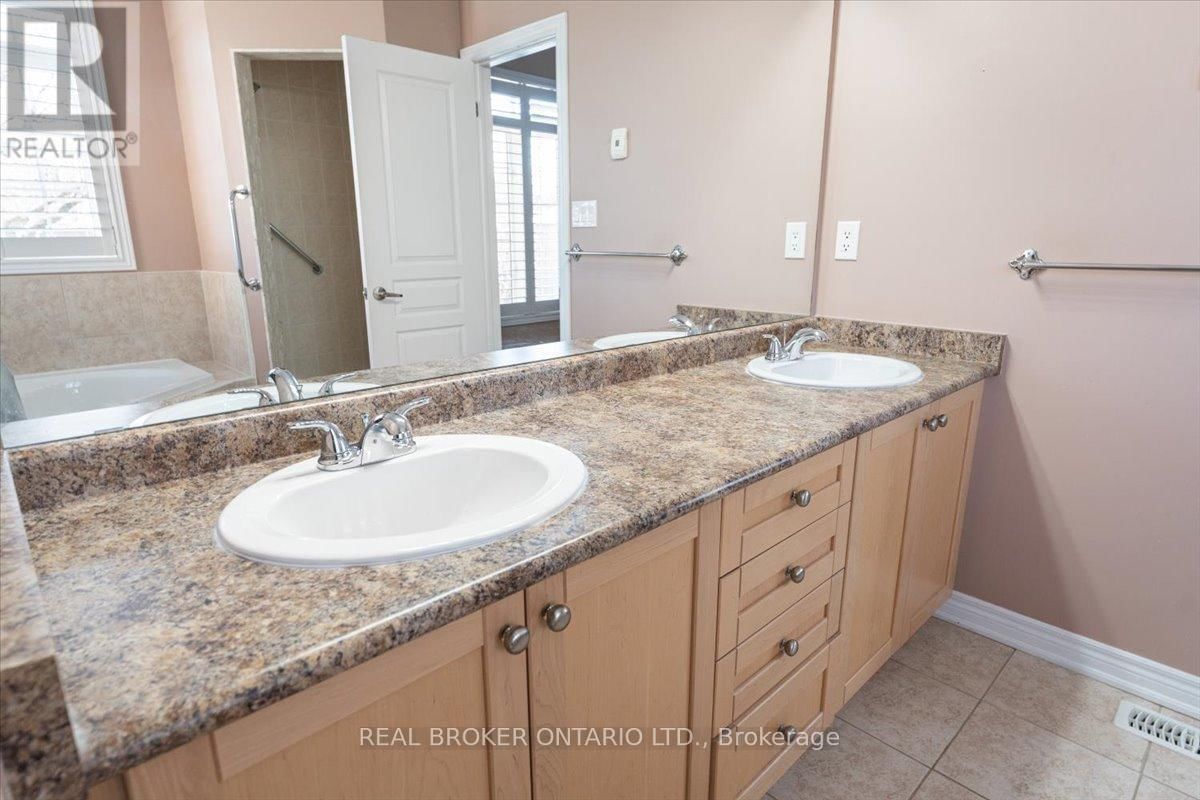 60 GARRISON SQUARE Image 10