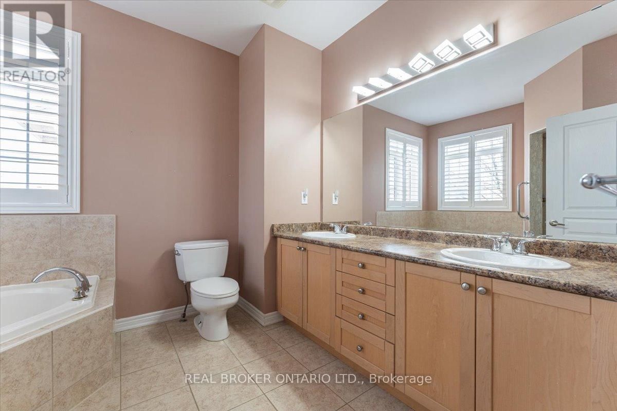 60 GARRISON SQUARE Image 9