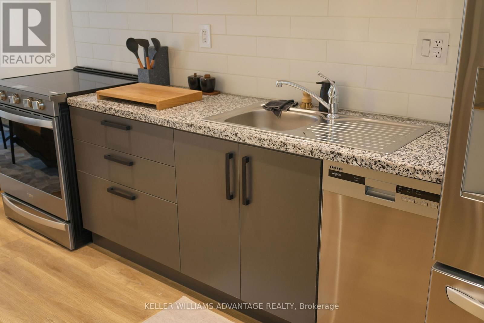 Unit 4 - 12 BATAVIA AVENUE Image 3
