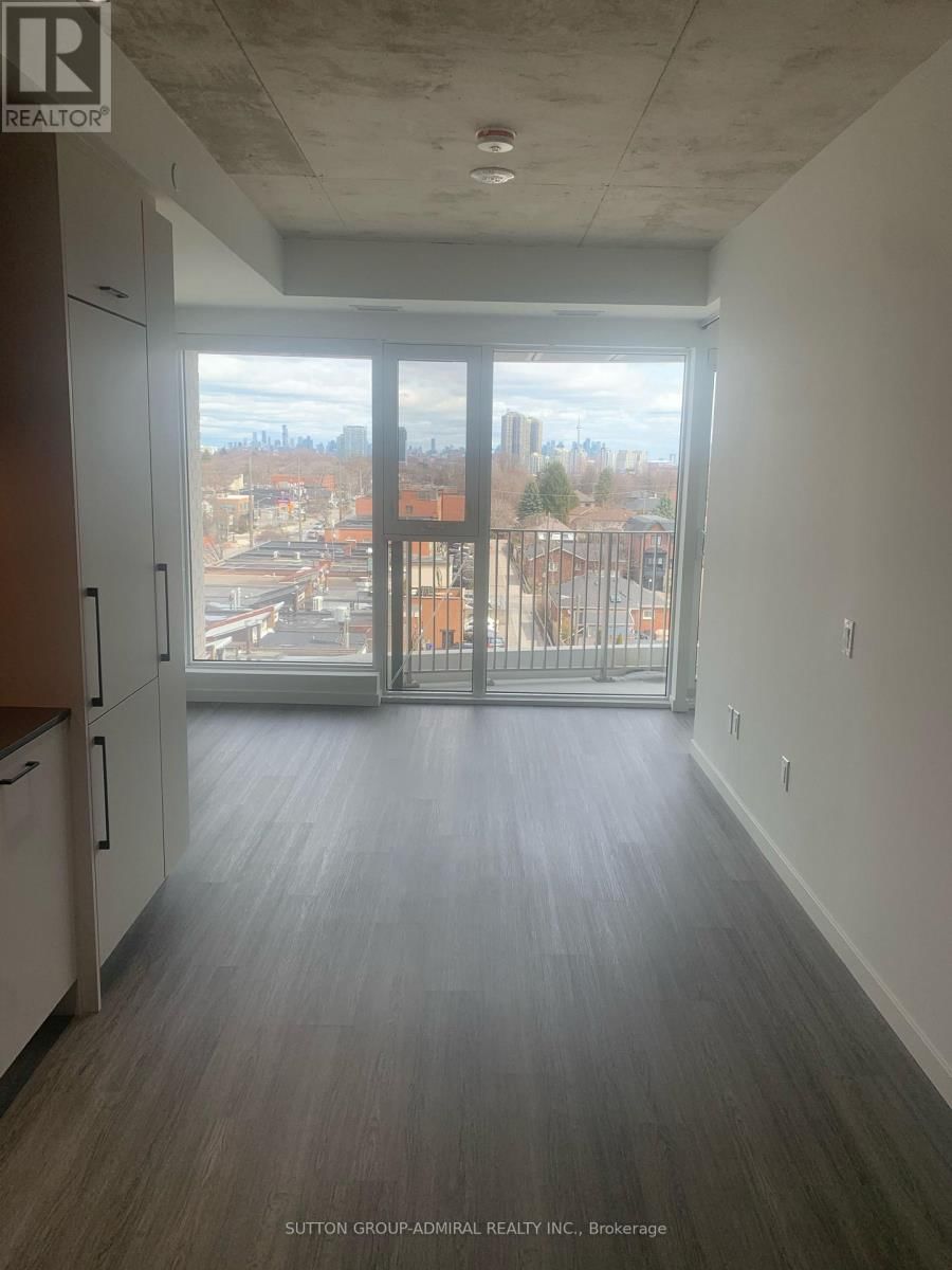 522 - 689 THE QUEENSWAY Image 10