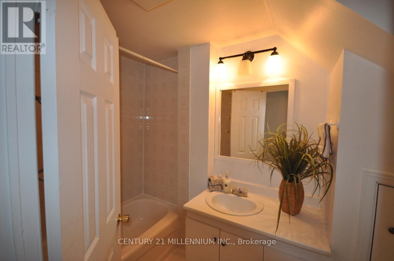 30 CORBY CRESCENT Image 3