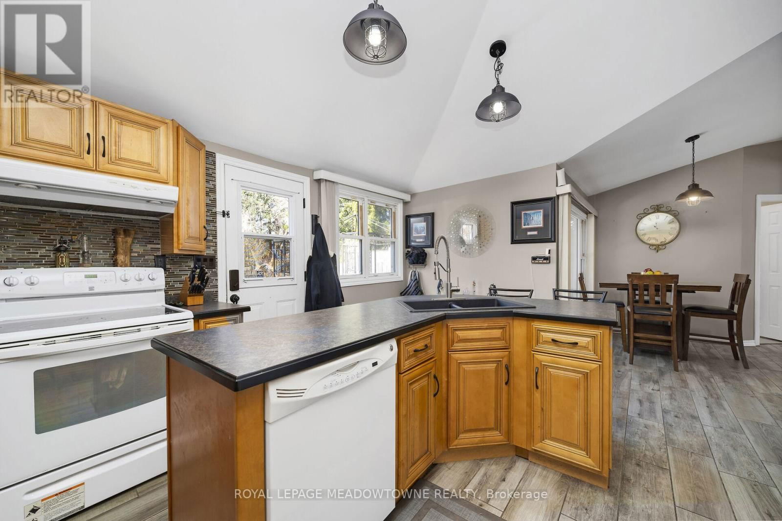 46 MAIN STREET SOUTH Image 9
