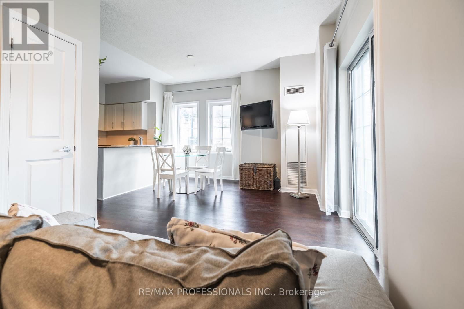 TH 101 - 15 WINDERMERE AVENUE Image 4
