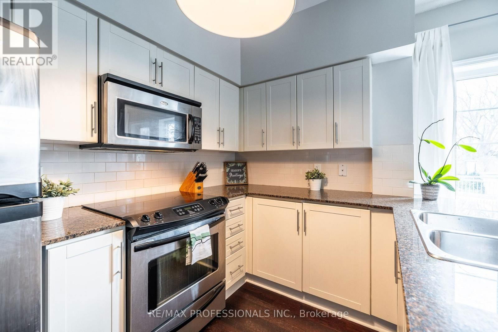 TH 101 - 15 WINDERMERE AVENUE Image 6