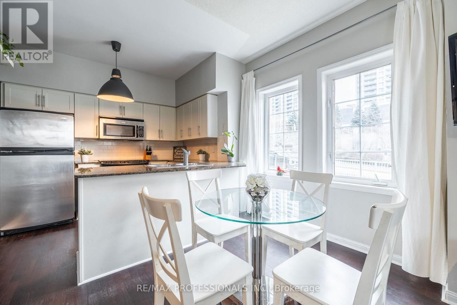 TH 101 - 15 WINDERMERE AVENUE Image 7