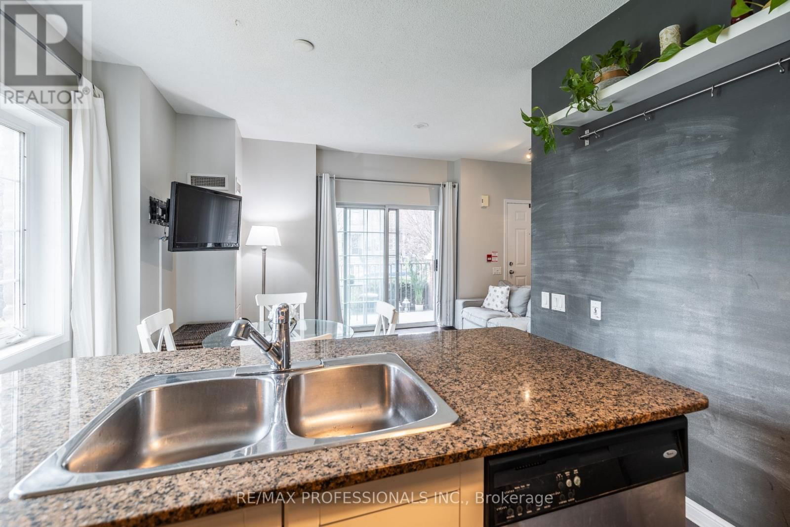 TH 101 - 15 WINDERMERE AVENUE Image 8