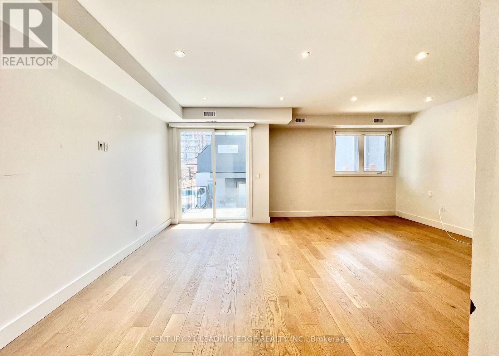 #1 - 909 CASTLEFIELD AVENUE Image 15