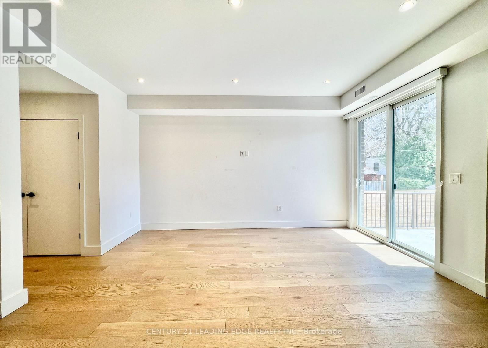 #1 - 909 CASTLEFIELD AVENUE Image 16