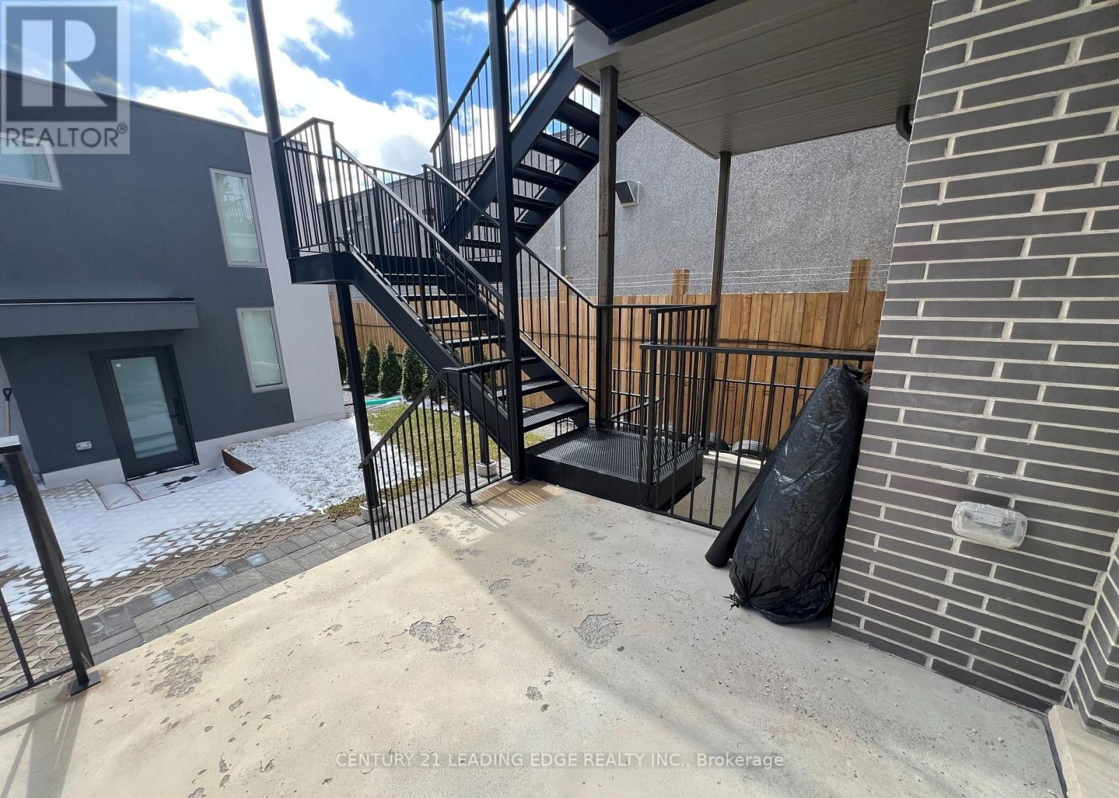 #1 - 909 CASTLEFIELD AVENUE Image 21
