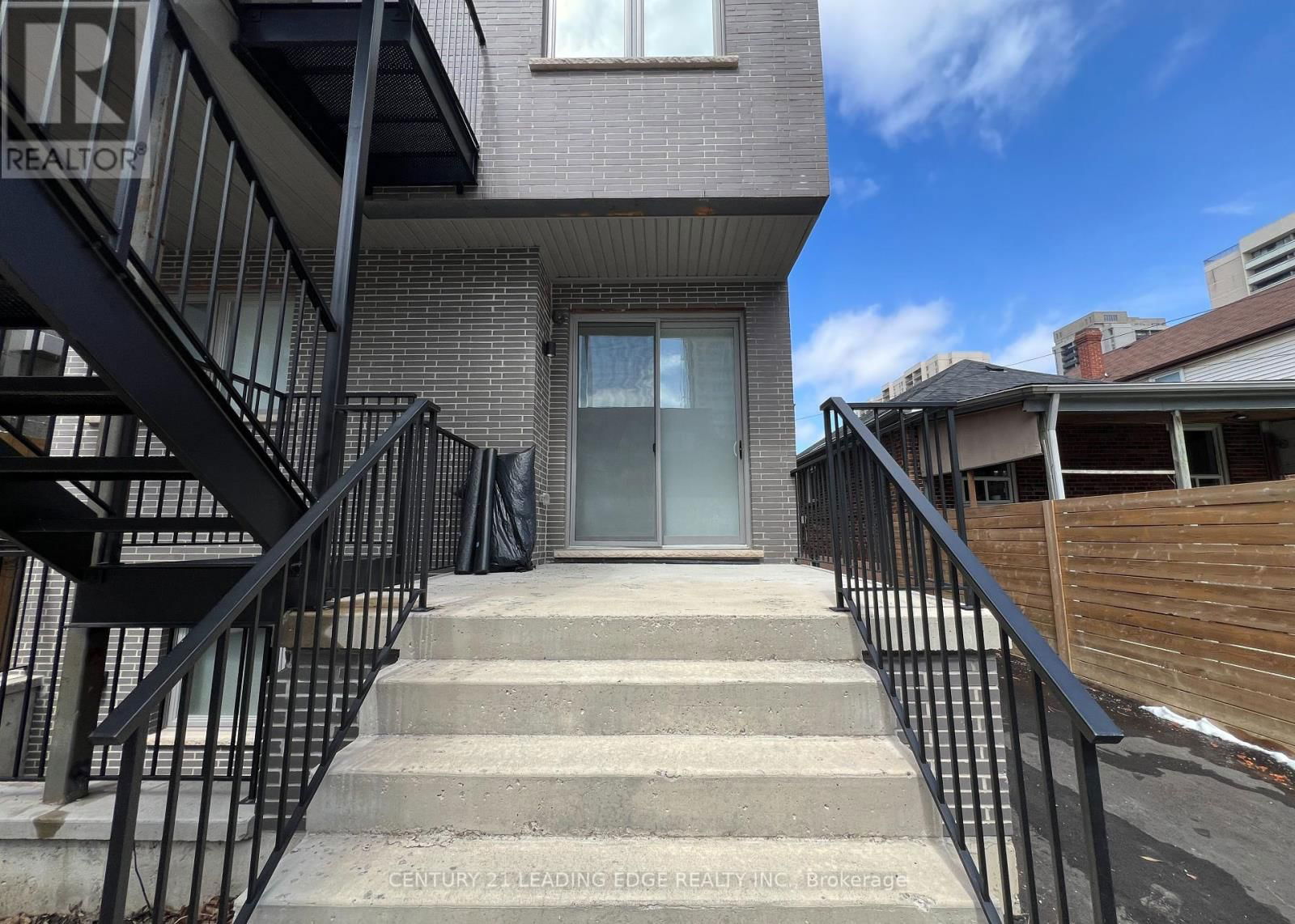 #1 - 909 CASTLEFIELD AVENUE Image 22
