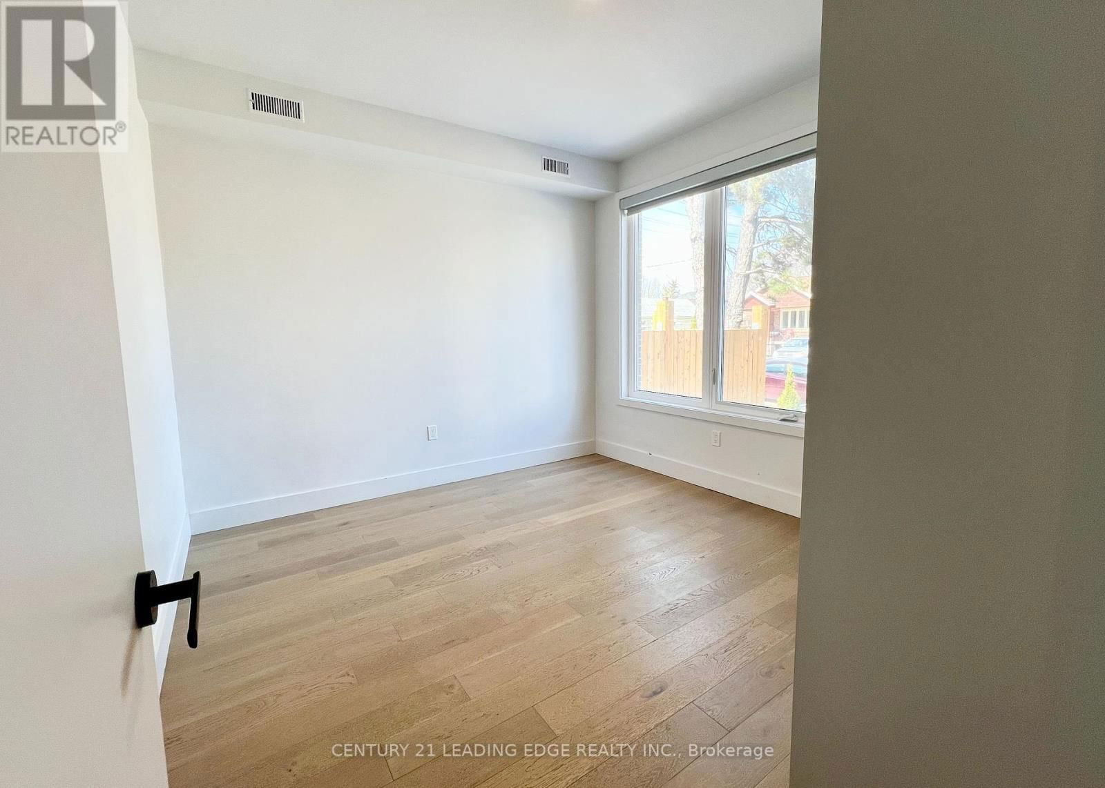#1 - 909 CASTLEFIELD AVENUE Image 4