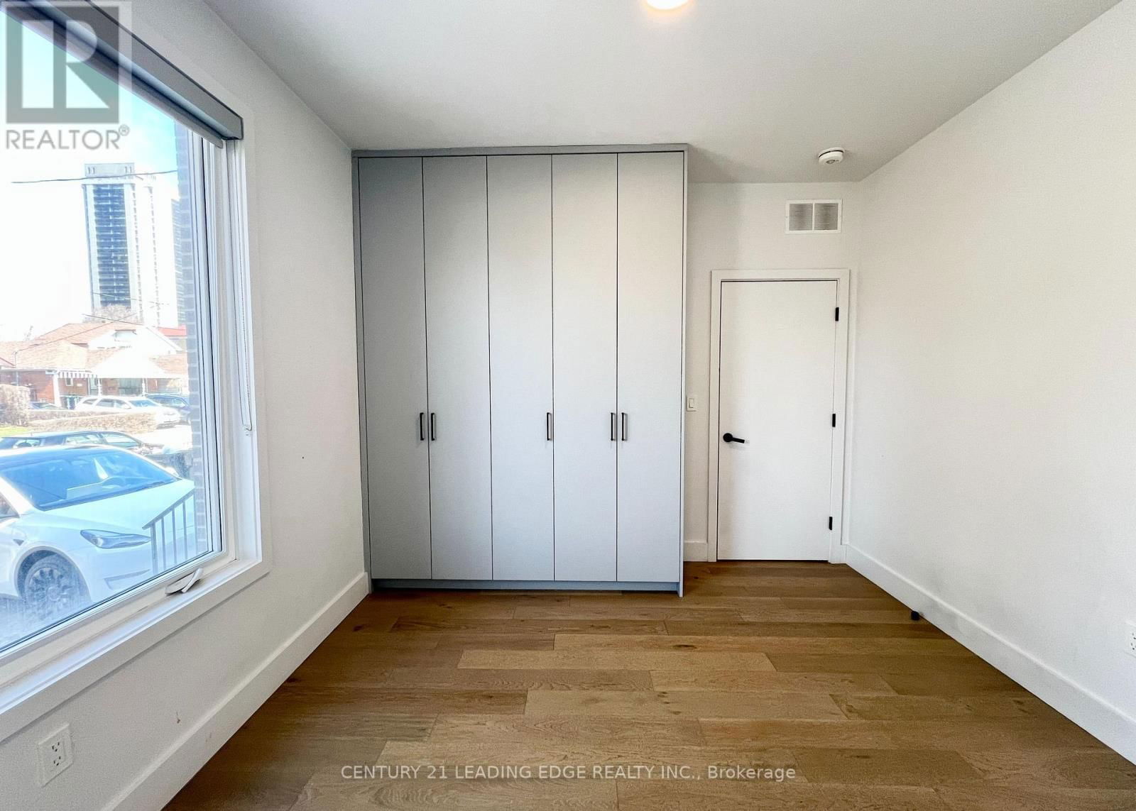 #1 - 909 CASTLEFIELD AVENUE Image 6