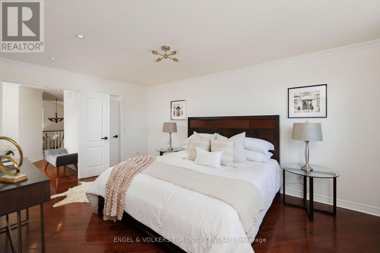 2317 YORKTOWN CIRCLE Image 32