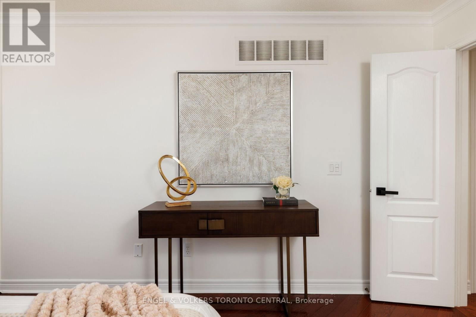 2317 YORKTOWN CIRCLE Image 34