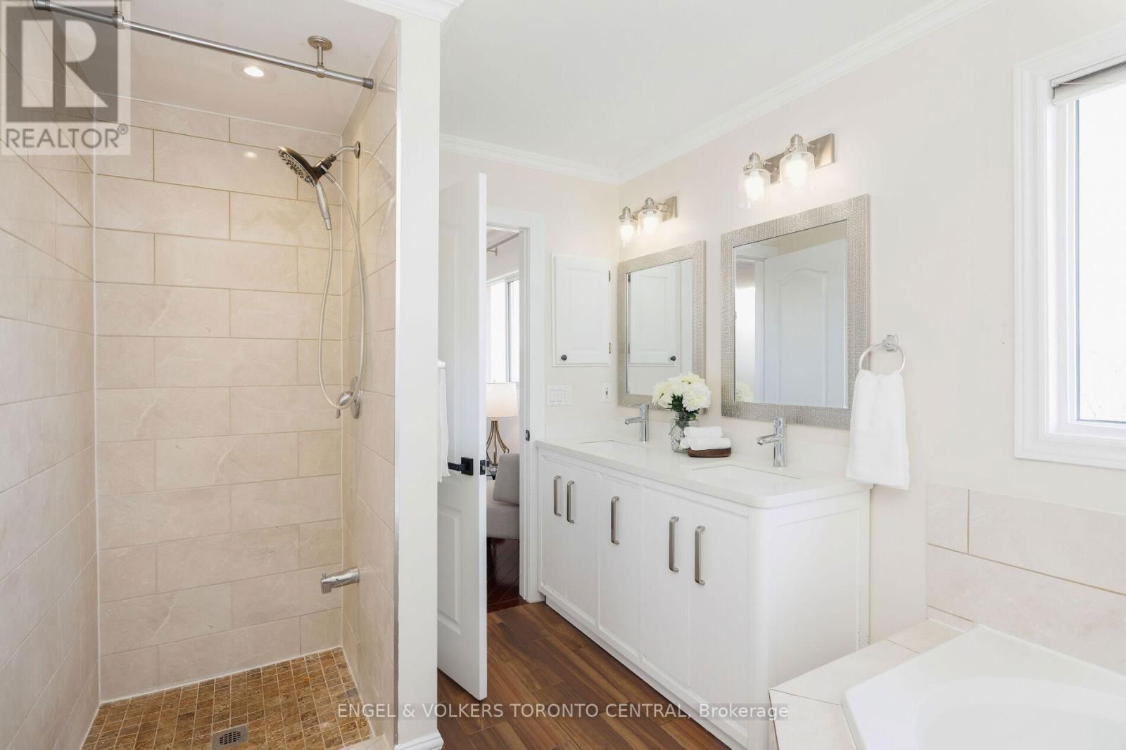 2317 YORKTOWN CIRCLE Image 36