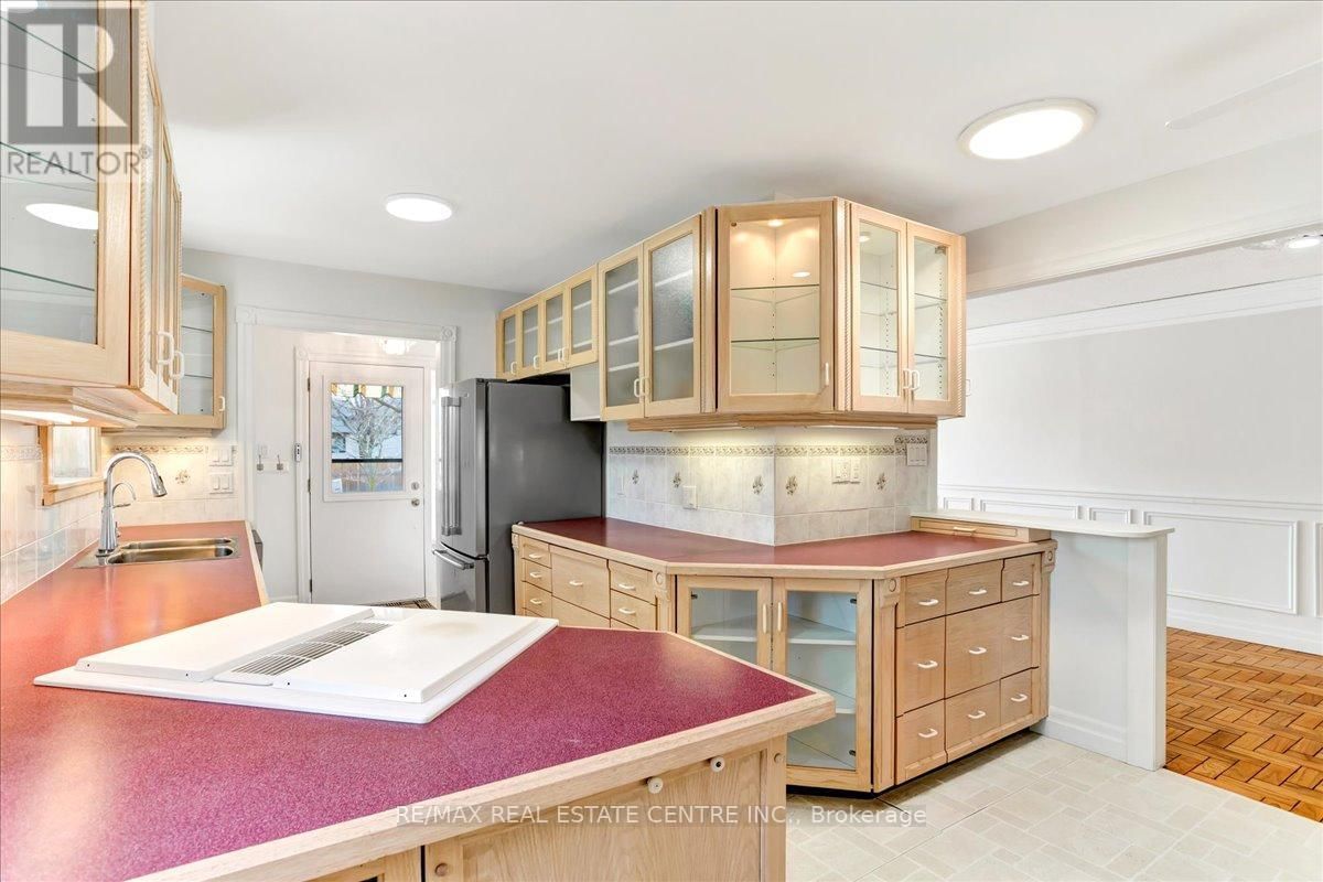 485 GOWLAND CRESCENT Image 11