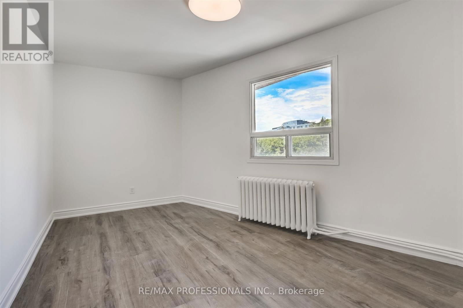 636 RUNNYMEDE ROAD Image 10