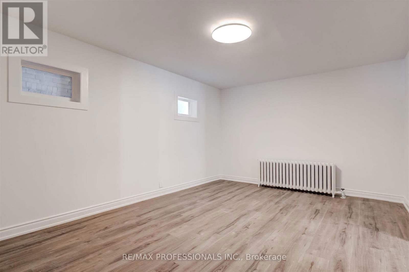 636 RUNNYMEDE ROAD Image 12
