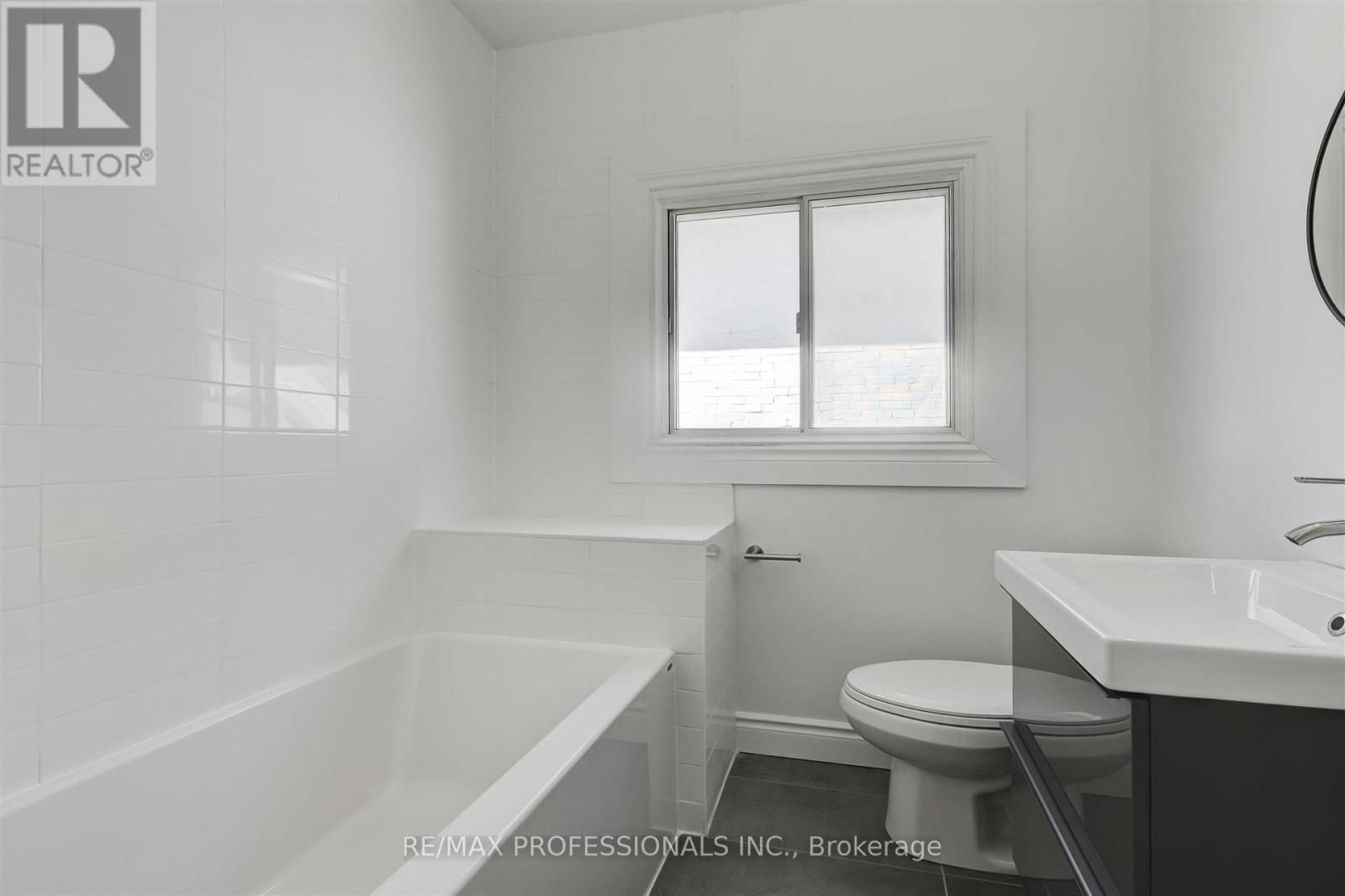 636 RUNNYMEDE ROAD Image 15