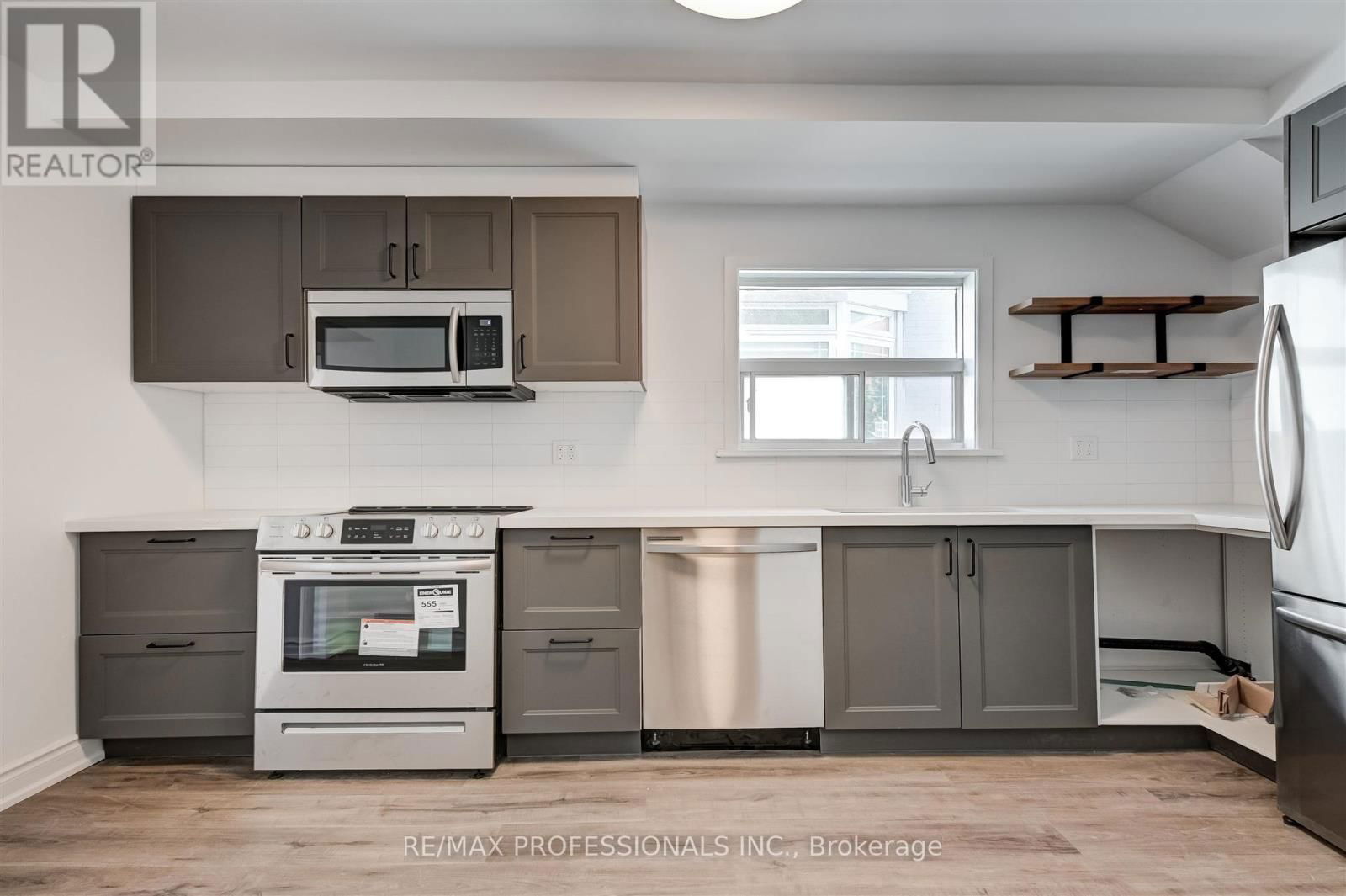 636 RUNNYMEDE ROAD Image 18