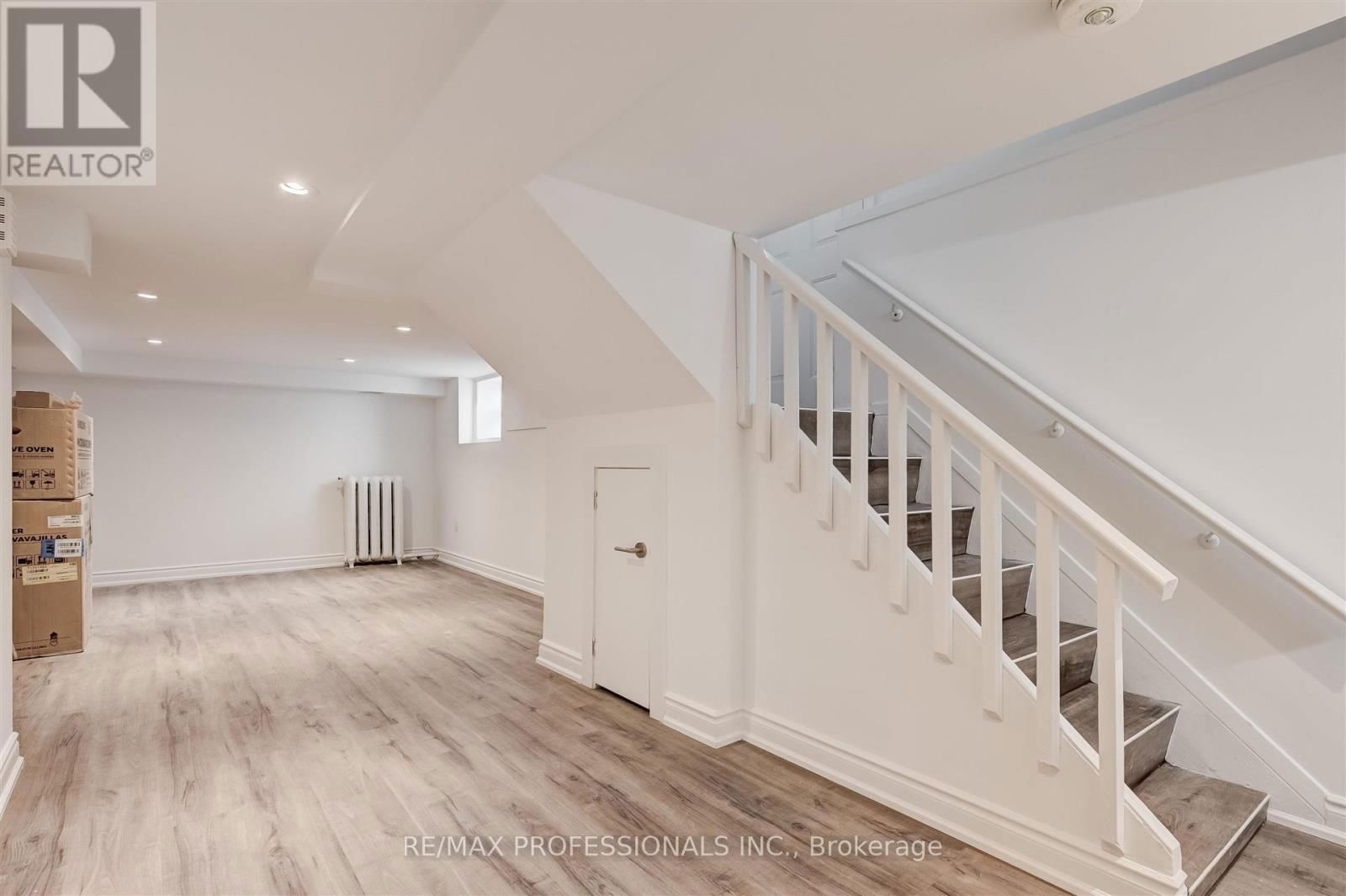 636 RUNNYMEDE ROAD Image 22