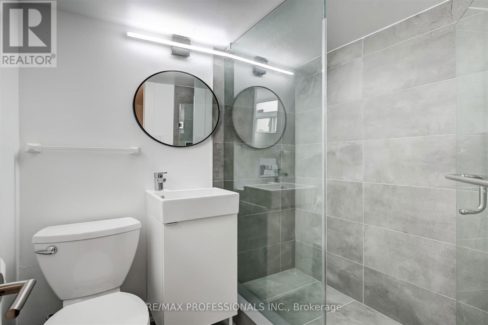636 RUNNYMEDE ROAD Image 24