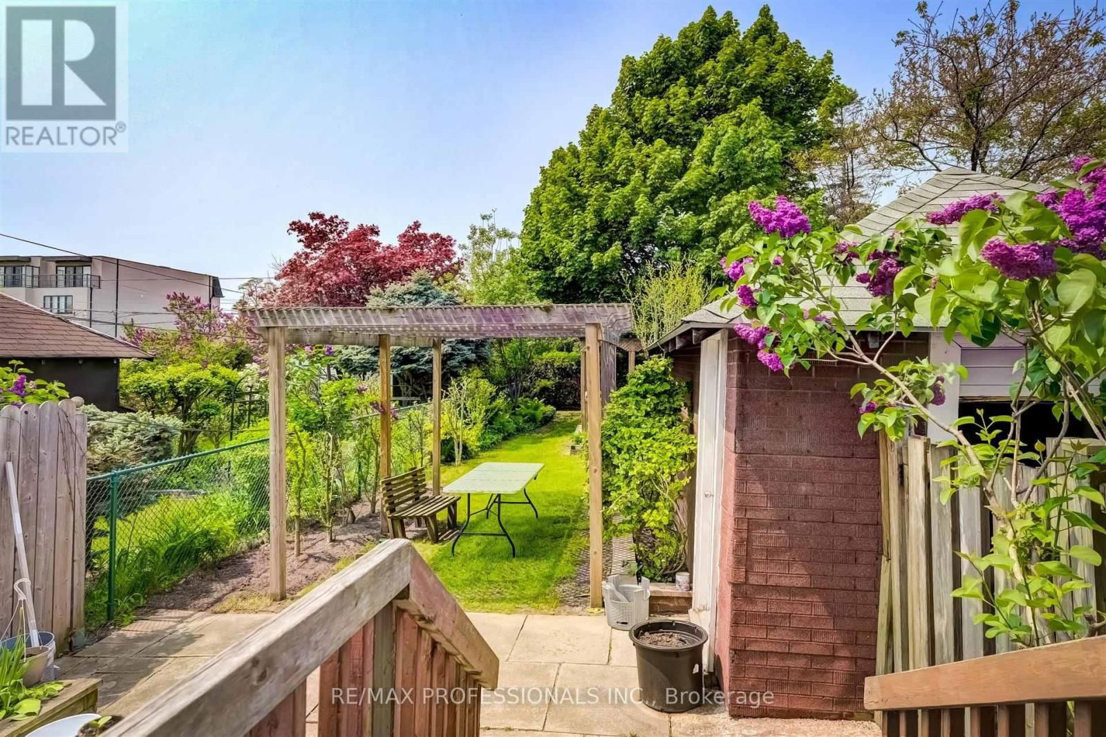 636 RUNNYMEDE ROAD Image 25