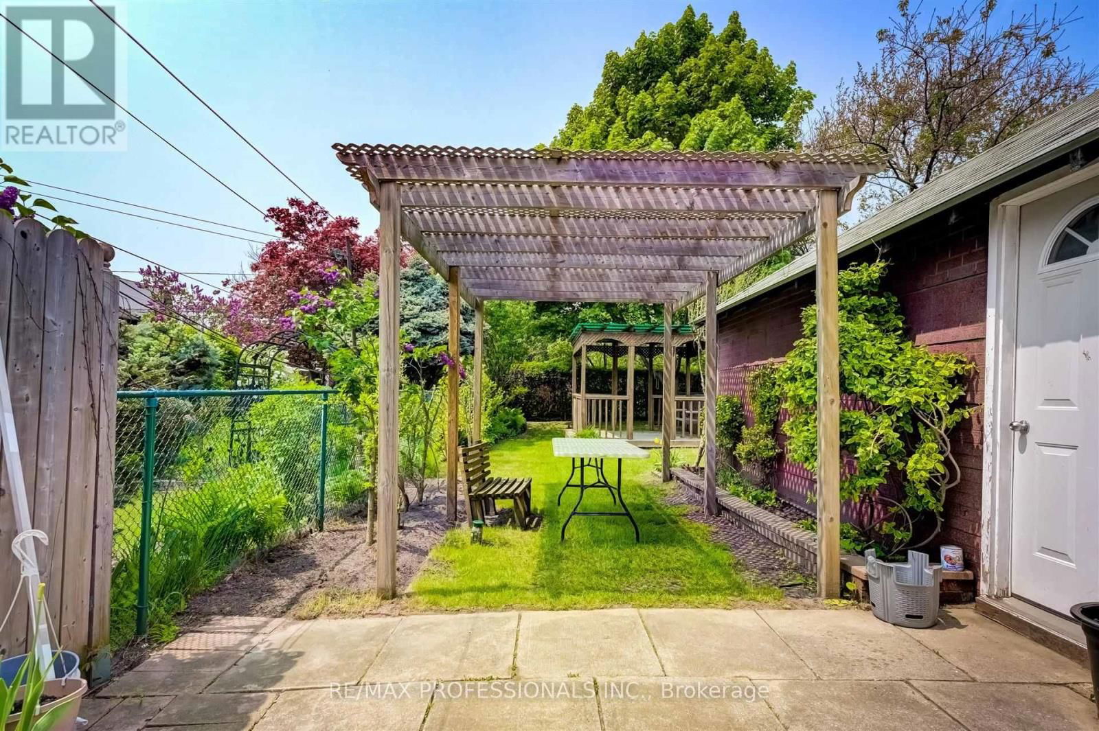 636 RUNNYMEDE ROAD Image 26