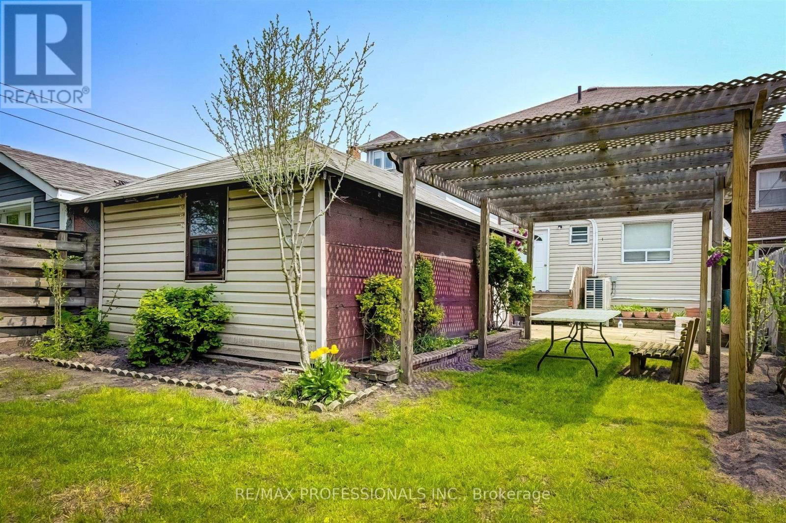636 RUNNYMEDE ROAD Image 27