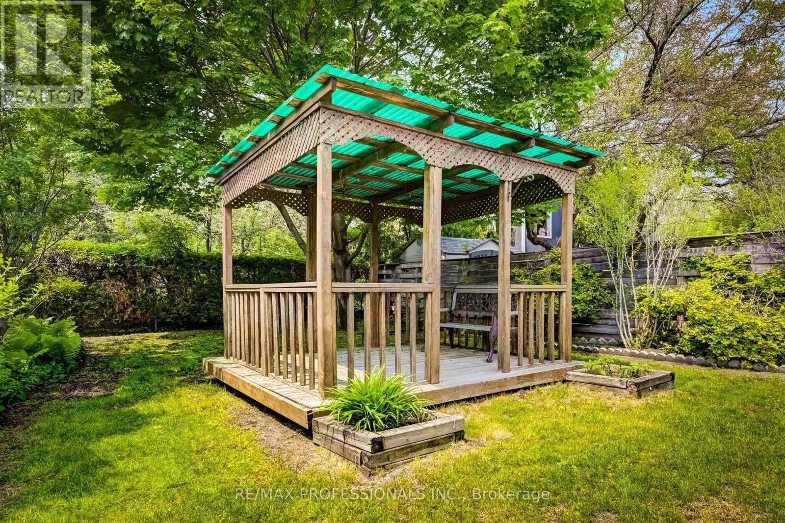 636 RUNNYMEDE ROAD Image 28
