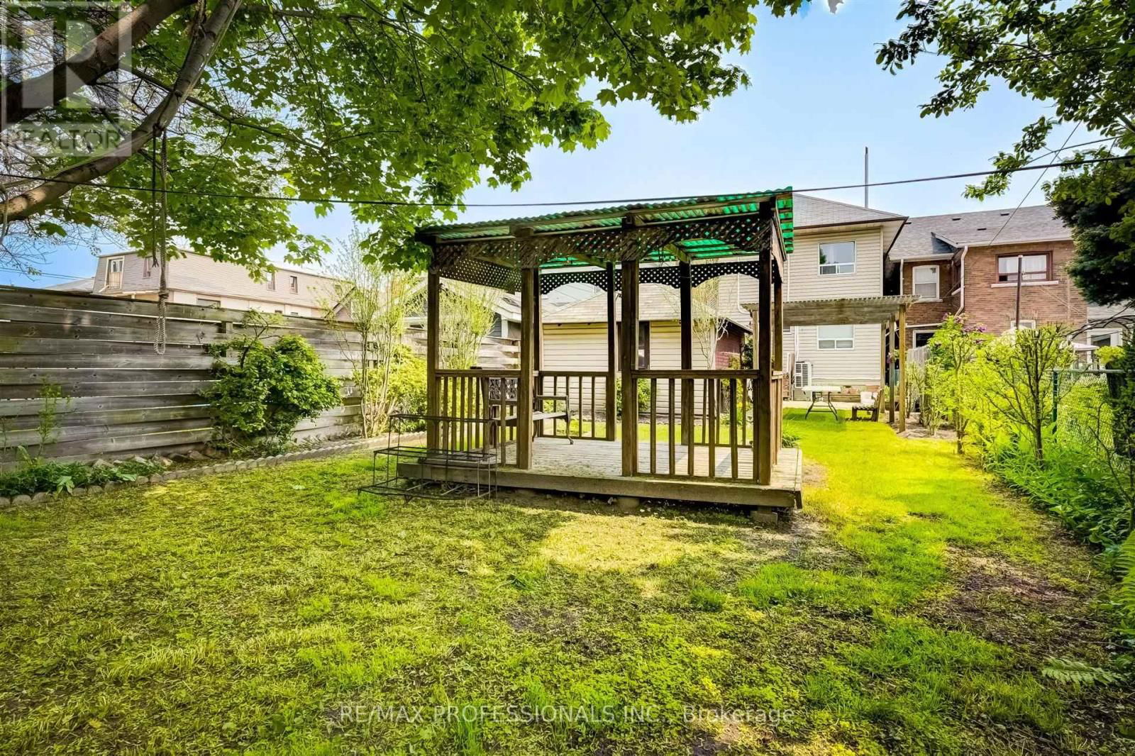 636 RUNNYMEDE ROAD Image 29