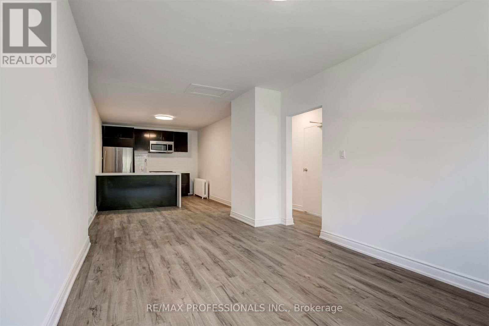 636 RUNNYMEDE ROAD Image 4